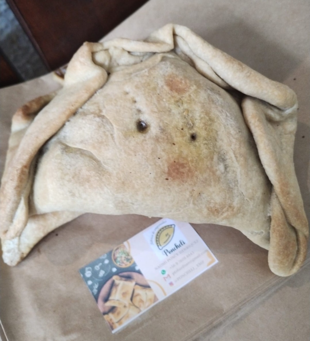 Empanada Ponchelí recién horneada en plato blanco