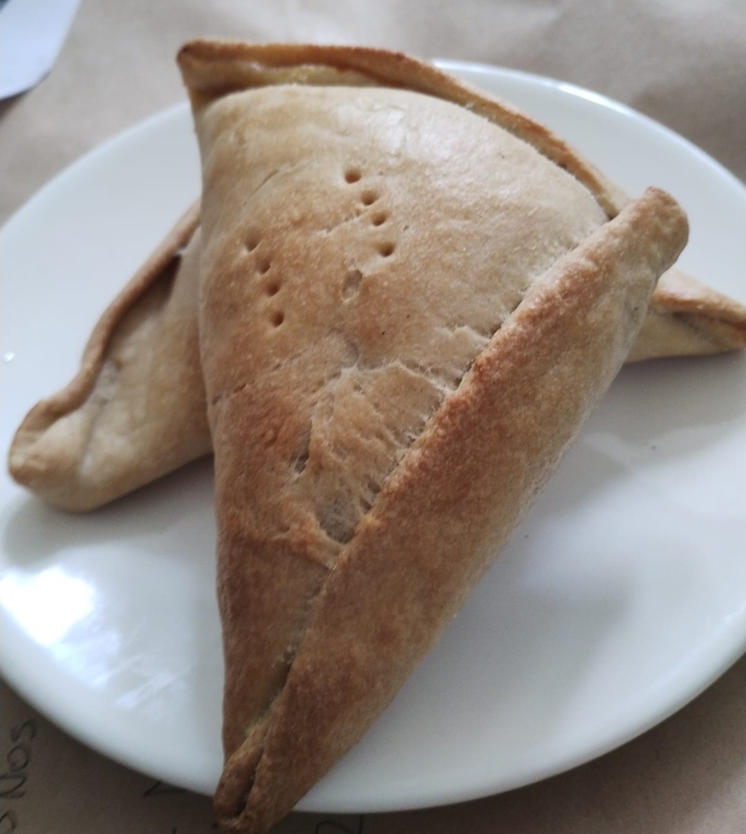 Dos empanadas al horno servidas en plato