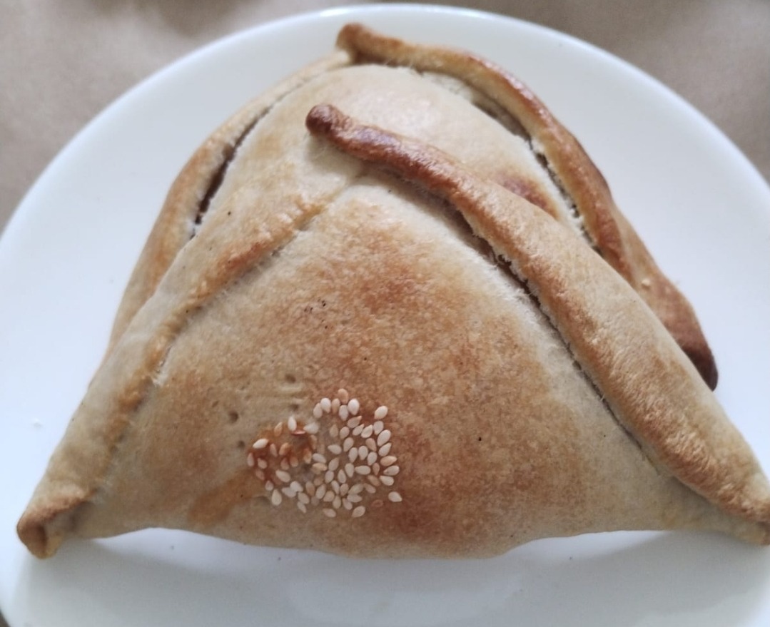 Empanada con sésamo recién horneada en plato