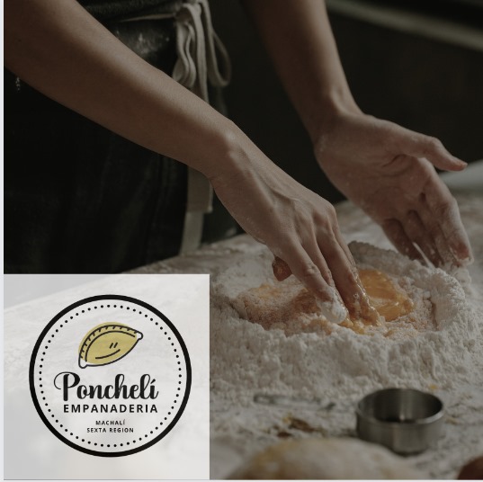 Manos amasando la masa artesanal de Ponchelí Empanadería